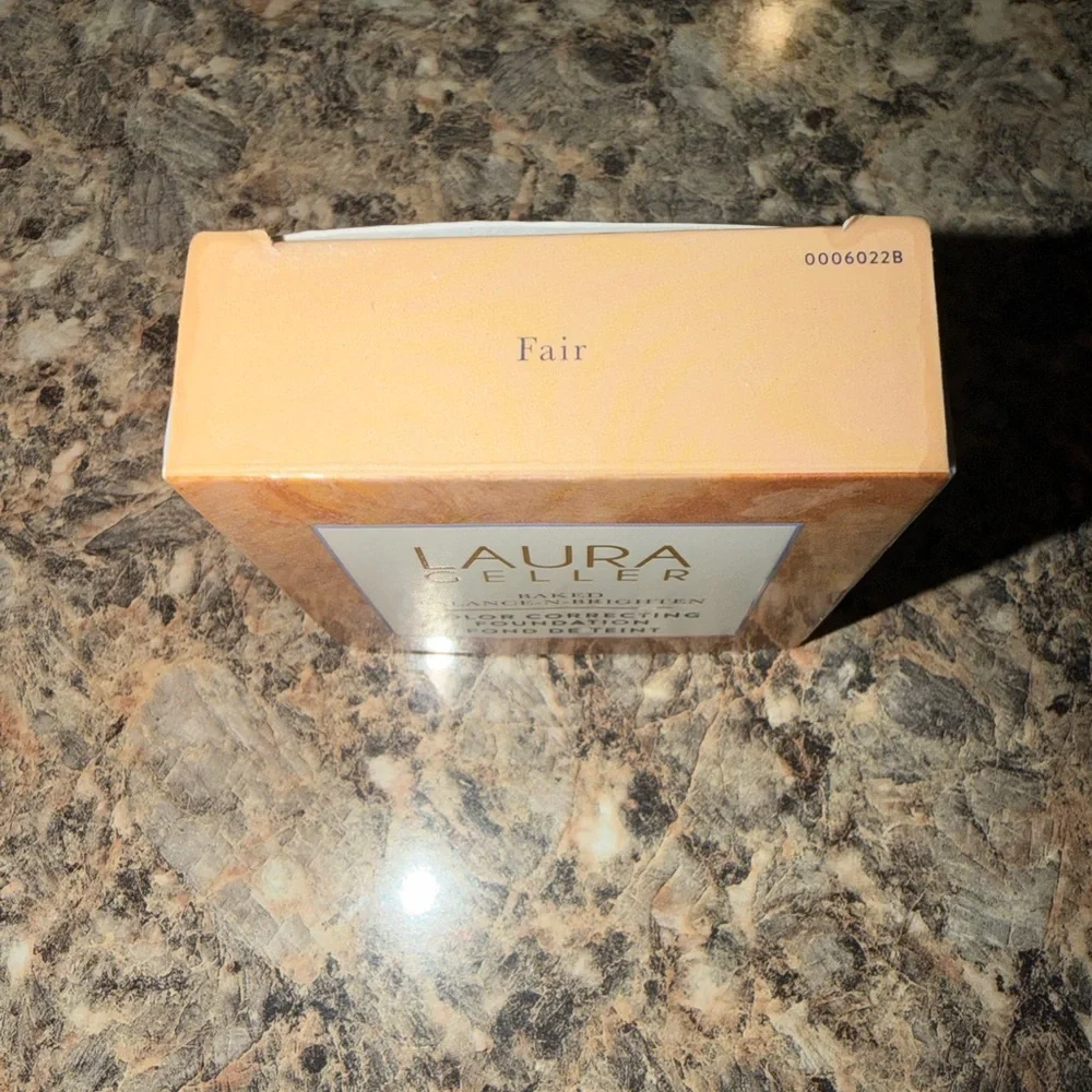 LAURA GELLER Baked Balance-n-Brighten Color Correcting Foundation - Light